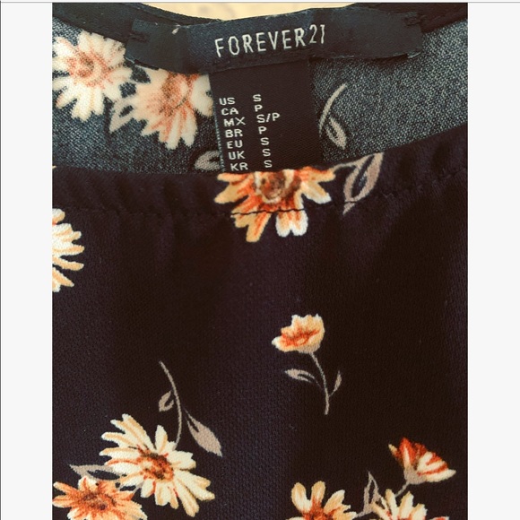3/$15 Forever 21 Floral Crop Top - Picture 2 of 2